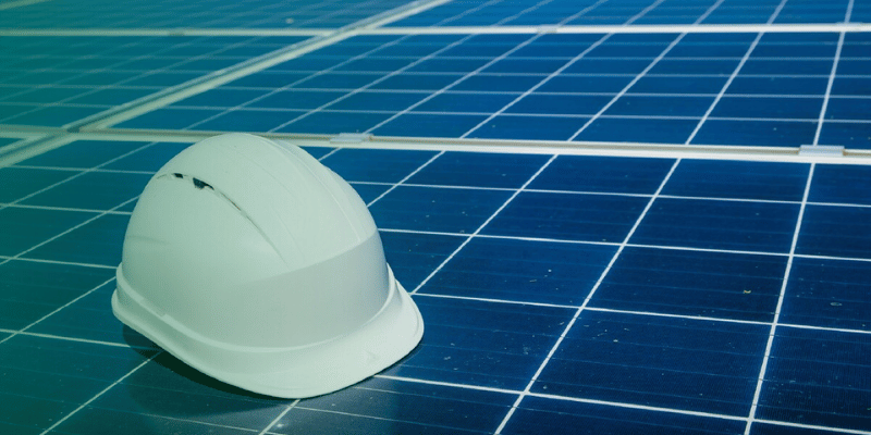 panouri-fotovoltaice-montate-pe-un-acoperis-modern